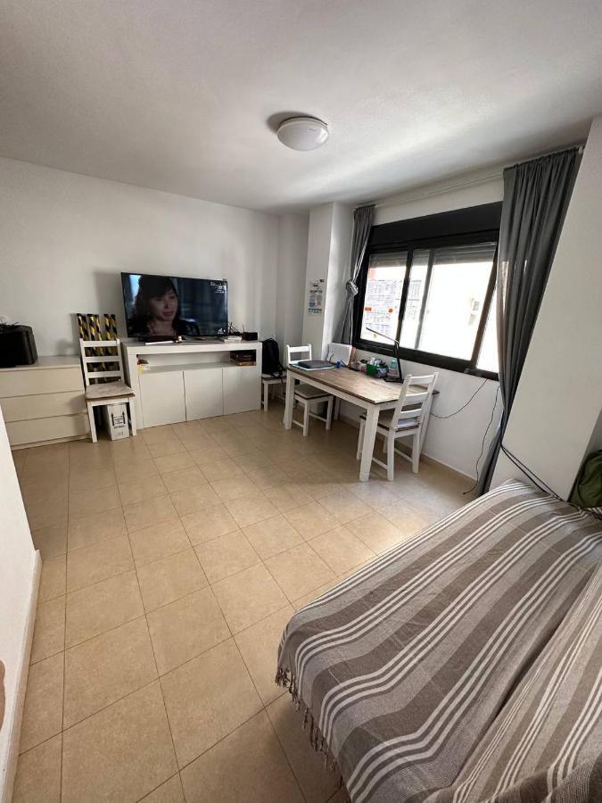 Apartment A / A 4Pax Near The Beach Малага Экстерьер фото